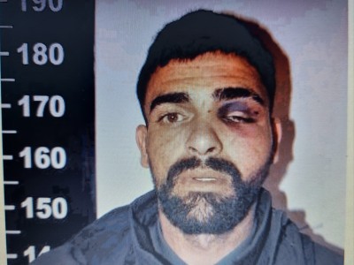 Un hombre entró a una casa armado con una escopeta y golpeó al propietario