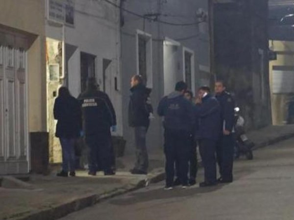 La policía aclaró el crimen de un hombre en San Carlos, cuyo cuerpo estaba enterrado en el predio de una vivienda; hubo tres formalizados