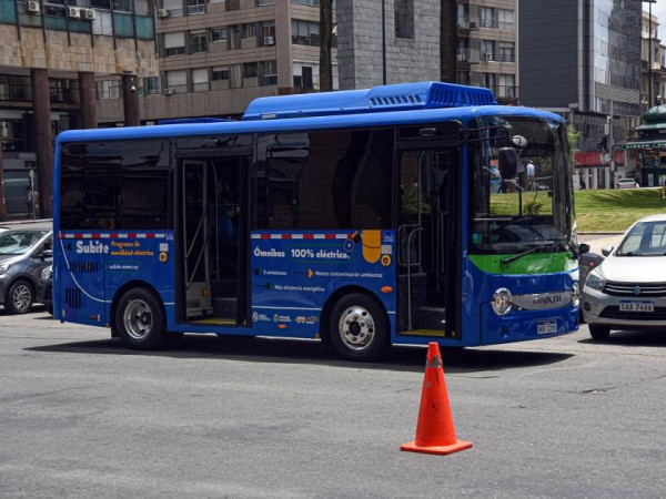 La intendencia de Maldonado recibe y expone minibus totalmente eléctrico