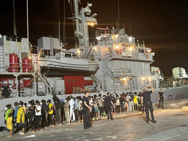 Situación insostenible en Lampedusa; llegan 6 mil inmigrantes en patera en un día
