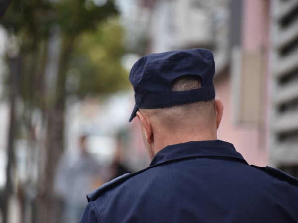 Un joven fue sorprendido por un policía tras robar varios autos estacionados en San Carlos