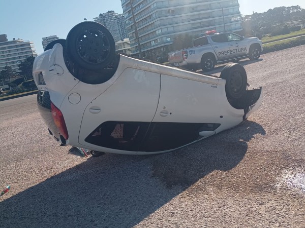 auto,dadovuelta,playaBrava,parada8,vehículo,Prefectura