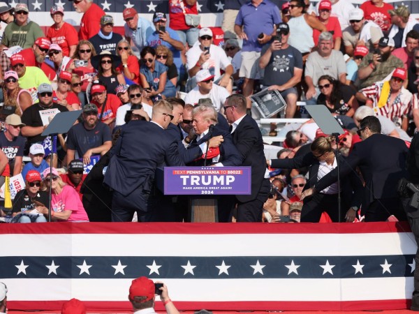 Donald Trump cayó herido en medio de disparos en un acto político de su campaña; se encuentra bien y está siendo asistido en centro médico, dijo su vocero