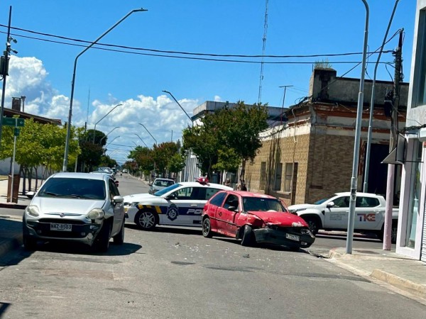 Colisión entre dos vehículos en el centro de Maldonado