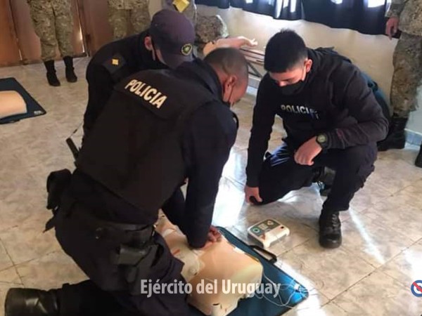 Policías salvaron la vida de un hombre que sufrió muerte súbita en el consulado argentino