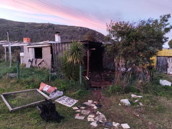 Piriápolis: Una estufa a leña prendida provocó un incendio en una vivienda