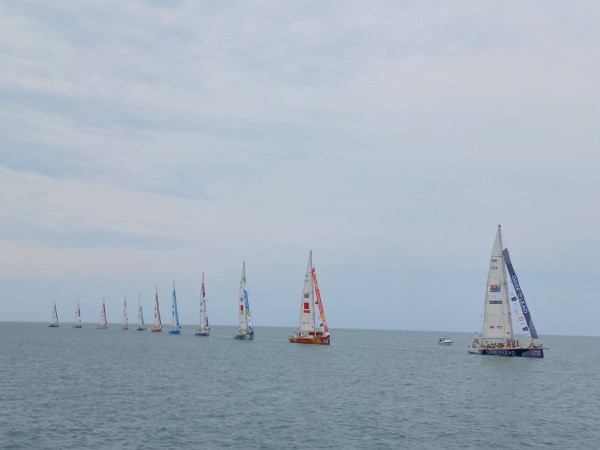 Un colorido espectáculo ofrecieron los barcos de la Cliper Race al partir desde Punta del Este a Sudáfrica