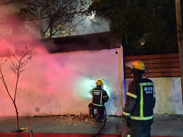 Bomberos realizó un boquete para sofocar incendio en finca abandonada