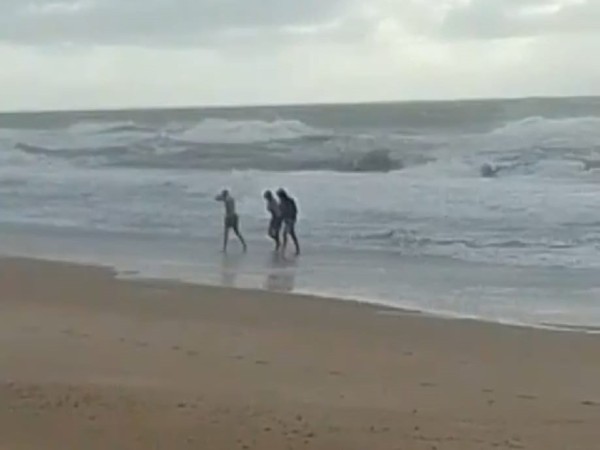 Tres jóvenes se lanzaron al mar en playa Brava sin servicio de guardavidas