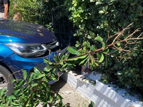 Un auto impactó contra un cerco tras chocar con una camioneta