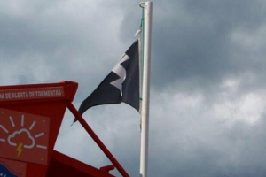 Ya está la bandera negra en puestos de guardavidas