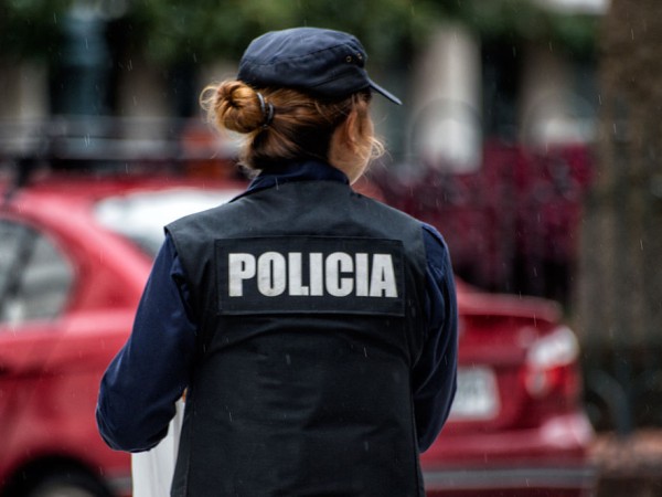 llorando,mujer,violencia,doméstica,agredío,hombre,vía,pública