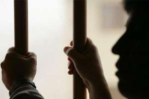 Entró a un apartamento a robar, lo sorprendió el propietario, lo agredió y huyó con el motín