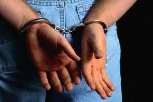 Lo perseguían, se metió a una casa y terminó en la cárcel
