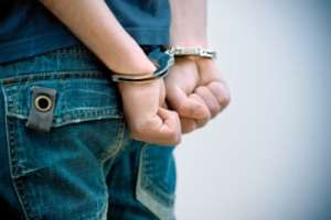 Joven detenido mientras cargaba con moto ajena