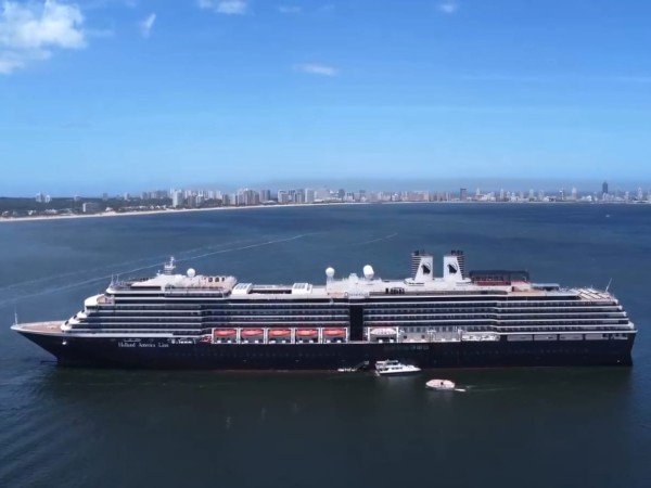 Capacidad para 1964 pasajeros y más de 800 cabañas exteriores: así es el crucero Oosterdam que llegó a Maldonado