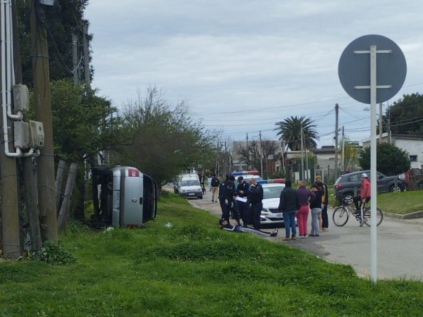 Un automóvil volcó en San Carlos tras quedarse presuntamente sin frenos