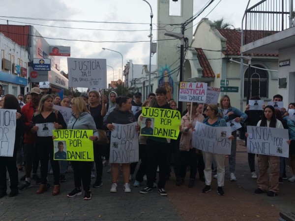 marcha, plaza san fernando, joven asesinado, peloche,