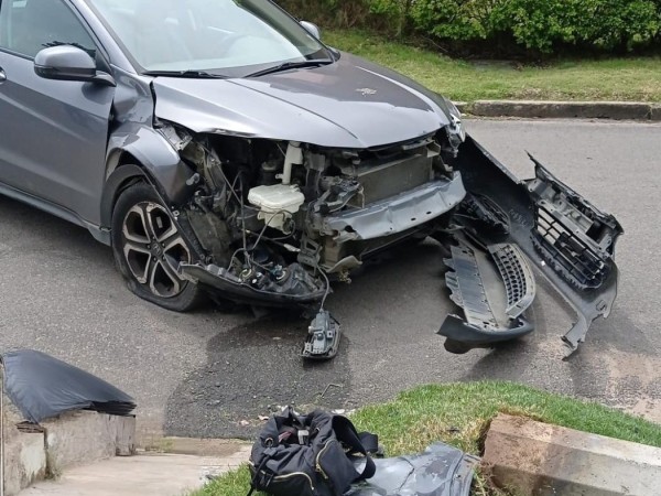 Conductora impactó contra una columna tras perder el dominio de su auto