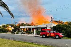 Incendio en José Ignacio afectó varios locales pero fue controlado por bomberos y vecinos