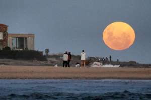 Espectacular fotografía de la luna en el atardecer
