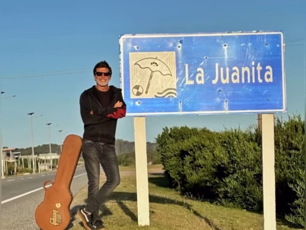 Nicolás Repetto debutó como cantante con su banda La Juanita en José Ignacio