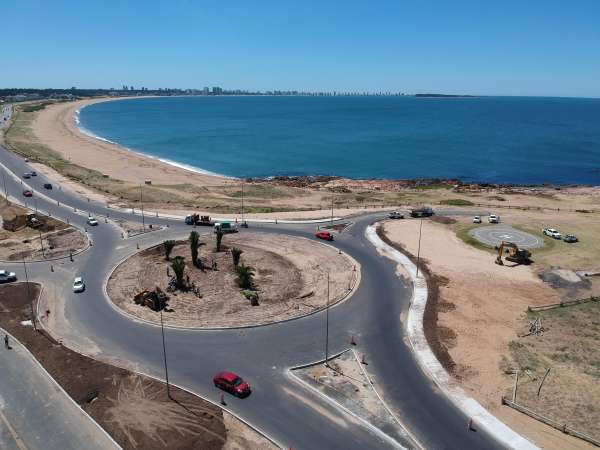 Nueva rotonda de acceso en Piedras del Chileno está pronta y se jerarquiza el lugar con la colocación de palmeras