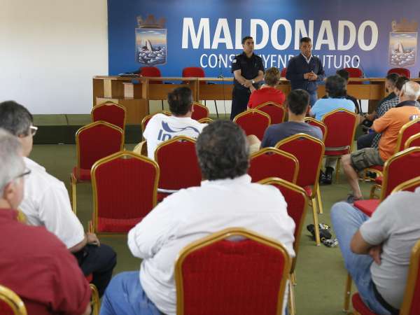CECOED Maldonado y Bomberos capacitaron a vendedores de pirotecnia