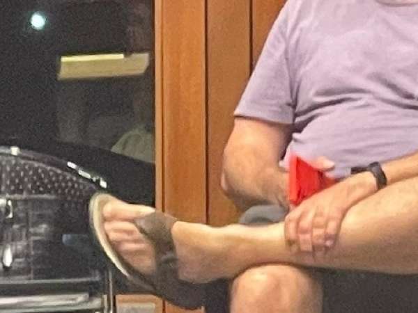 Edil fue de chancletas a la Junta y el presidente se lo observó: “Estaba linda la playa”