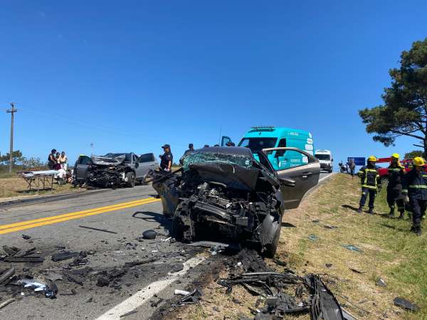 Dos mujeres son las víctimas fatales de una violenta colisión en rutas 104 casi 10; hubo varios heridos