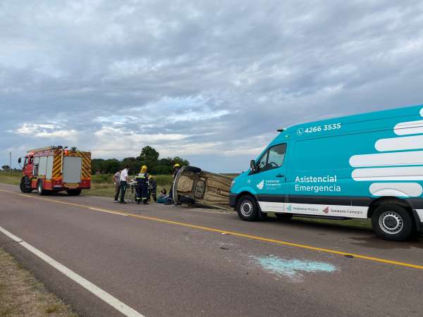 Tres personas resultaron lesionadas al volcar el auto en que viajaban al esquivar un camión 