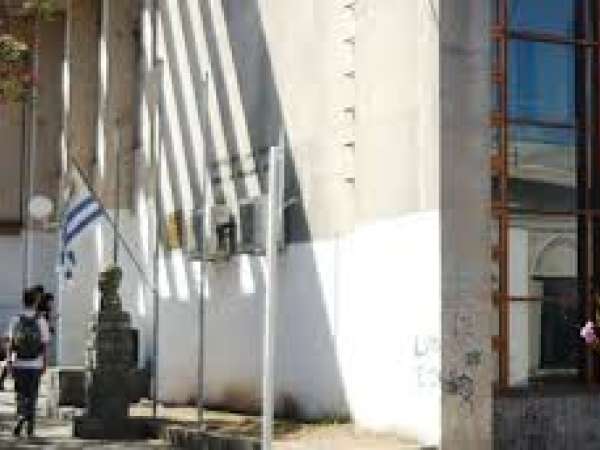 Pelea entre estudiantes en el liceo de San Carlos terminó con dos heridos.