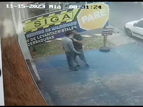 Fiscalía investiga el caso de una brutal agresión afuera de un local comercial