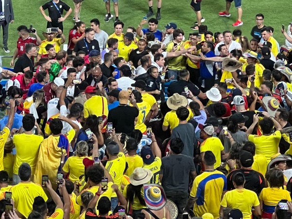 Hinchas de Colombia borrachos atacaron a familiares de los jugadores uruguayos en la tribuna generándose una trifulca