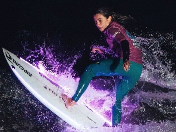 Se llevó a cabo el primer festival de surf nocturno en El Emir