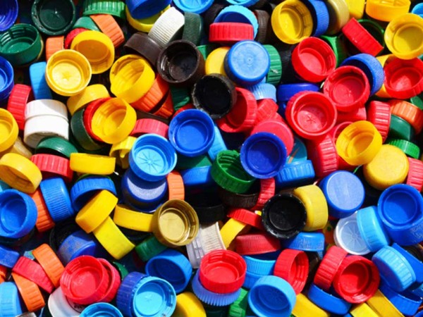 Socobomia lanzó una campaña para juntar tapitas de botellas; las venden a una empresa que las recicla