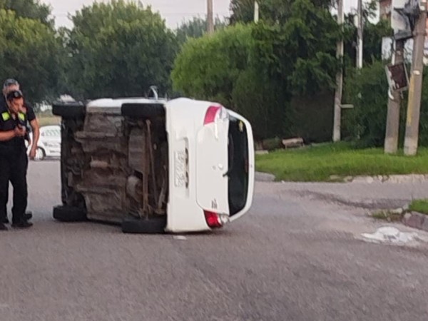Choque entre un auto y una moto dejó dos jóvenes con lesiones leves